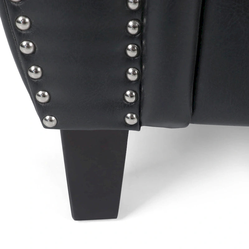 Fauteuil club en similicuir, orné de rivets