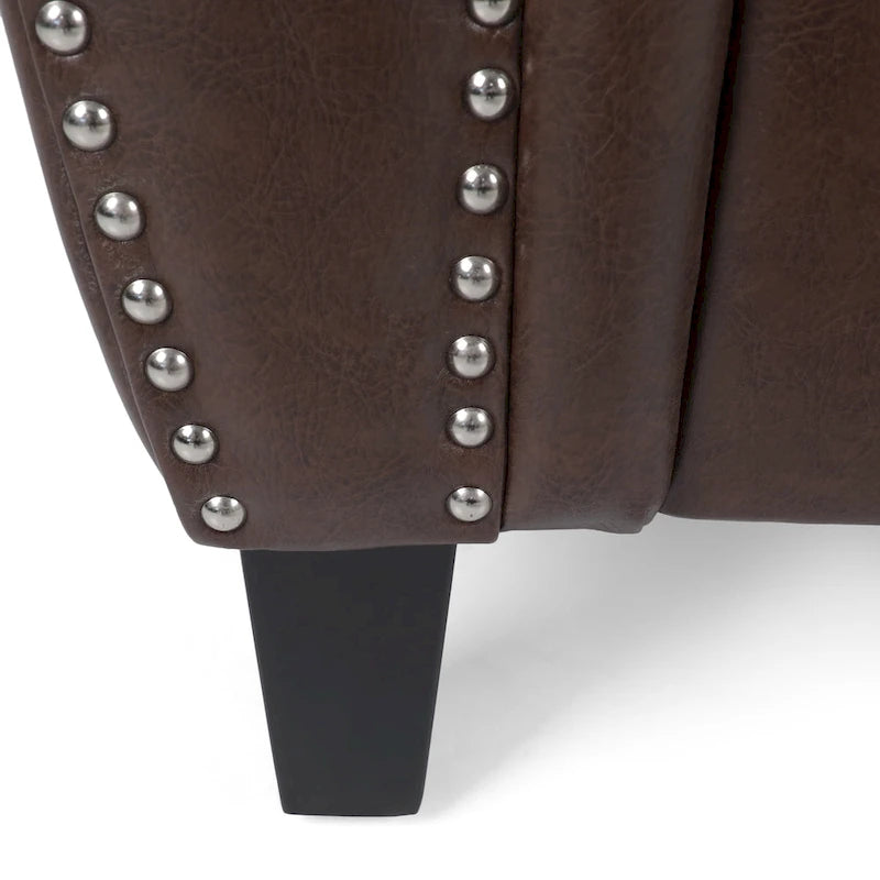 Fauteuil club en similicuir, orné de rivets