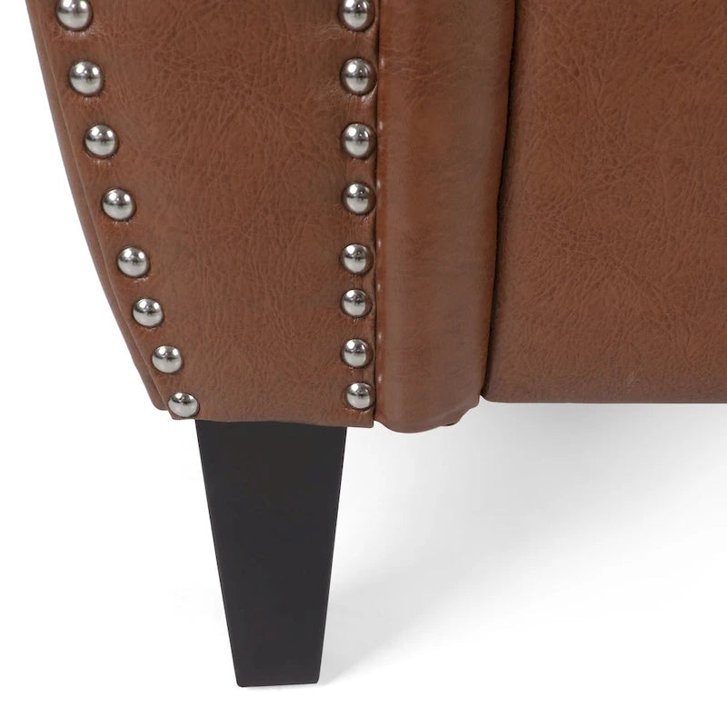 Fauteuil club en similicuir, orné de rivets